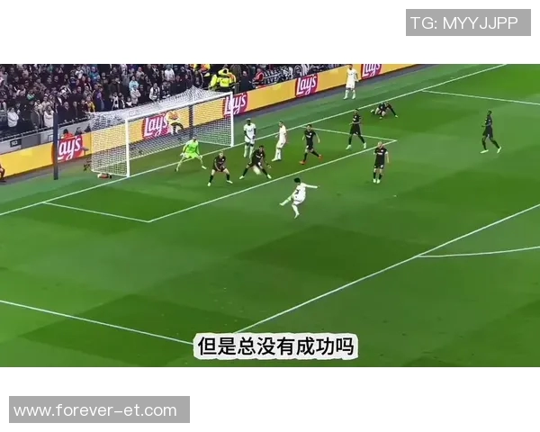 足球明星孙兴O街头现身引发粉丝热潮与媒体关注