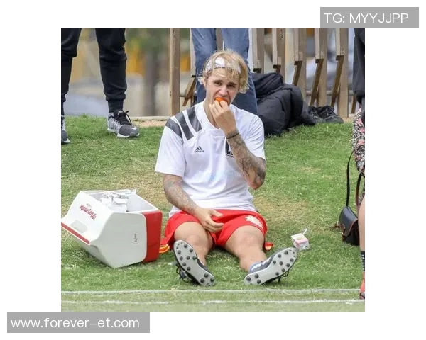 头上扎辫的足球明星展现独特风格与实力的完美结合