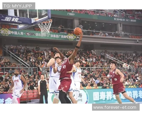 篮球明星混战赛场争锋对决引发全球球迷热议与期待